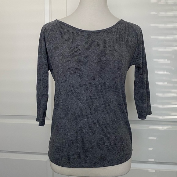 3/4 Sleeve Under Armour Shirt - Picture 1 of 5